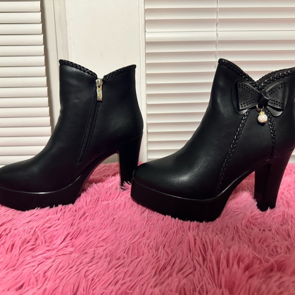 Source Unknown Black Heeled Boots with Bow Accent